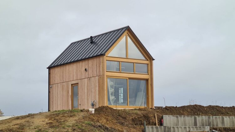 Nowoczesny projekt drewniany od Woodivio realizujący budowę BRI, który standardem wykończenia nie odbiega od tradycyjnych domów całorocznych.