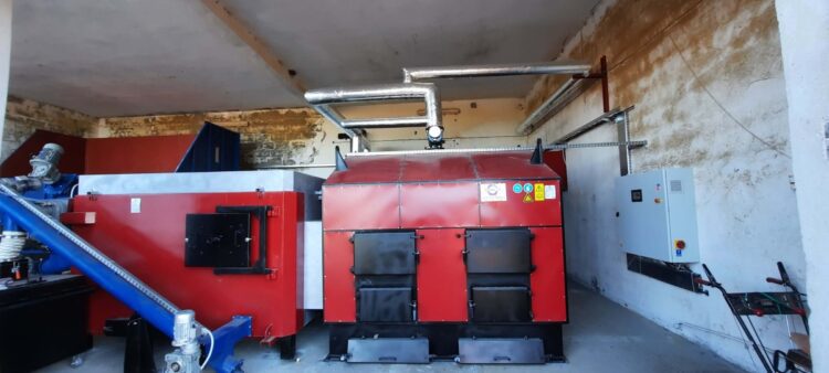 Wydajna instalacja grzewcza Hamech prezentująca główne zalety spalania biomasy oraz efektywność pozyskiwania energii w zakładzie produkcyjnym.