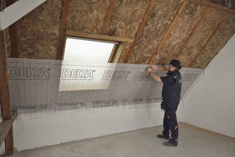 Prawidłowe metody zabezpieczenia styku folii z murem w celu ochrony podłoża konstrukcyjnego. 