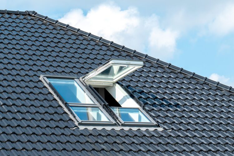 Szczelność i trwałość okna dachowego - na co zwrócić uwagę przy montażu?