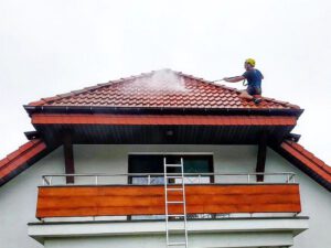 Profesjonalne mycie dachów w Warszawie: jak przywrócić estetykę i przedłużyć żywotność pokrycia?