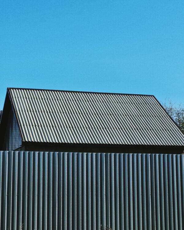 Blacha trapezowa – jak wybrać trwałe i funkcjonalne pokrycie na lata?