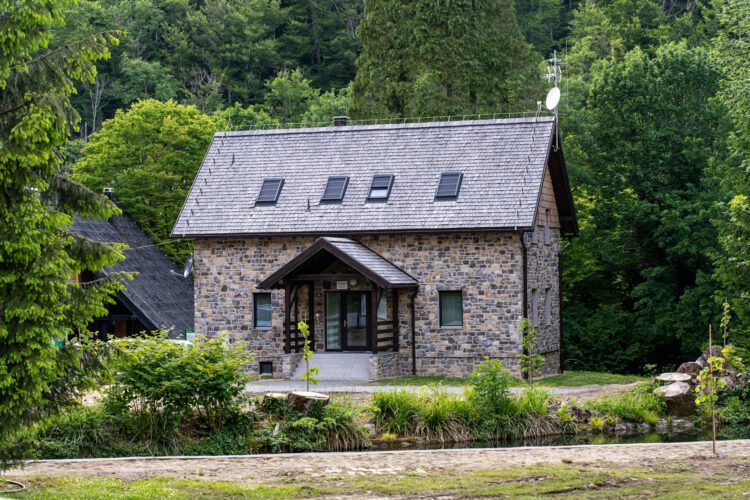 dom z szambem 10 000 l